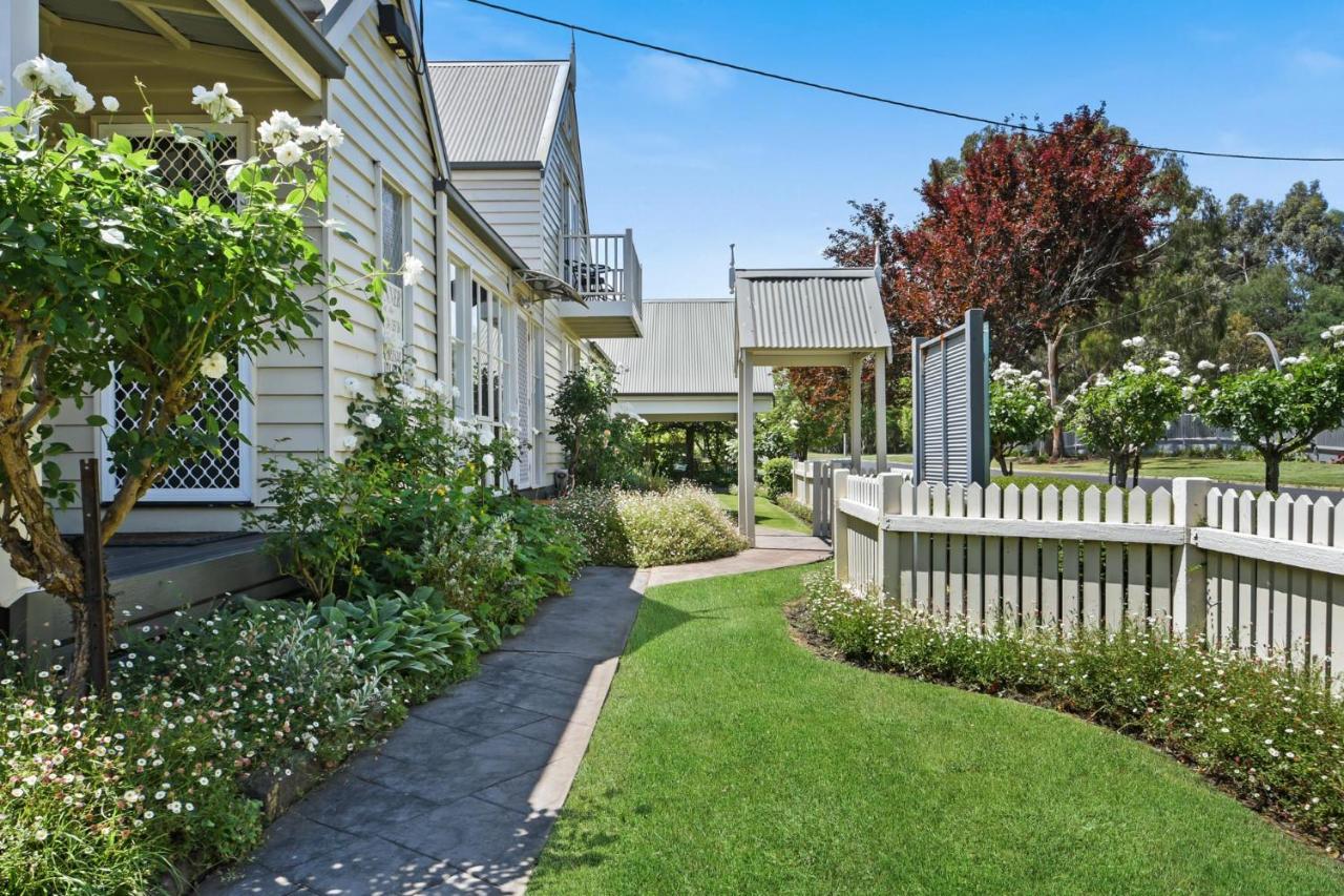 Creek Cottage Bed And Breakfast Traralgon Exterior photo
